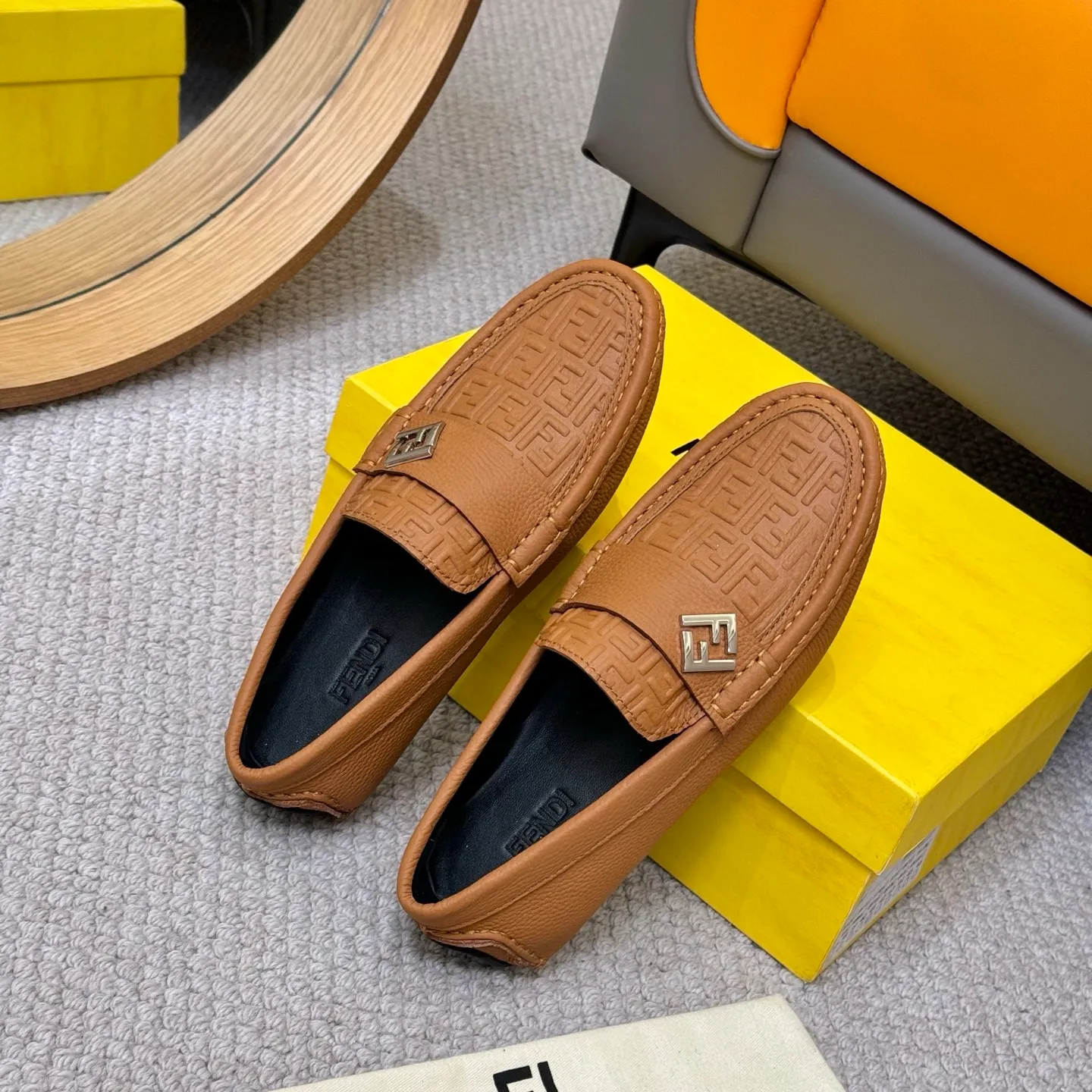 Men's shoes 💰420 [FENDI Fendi] 2⃣️0⃣️2⃣️5️⃣New Milan men's fashion lazy catwalk style ✅ fashionable casual beanie shoes, imported calfskin fabric, super smooth texture, sweat-absorbent and breathable, (sheepskin lining). Metal LOGO on the shoe body, Medusa avatar, irregular avatar, high-end craftsmanship logo✅ French Loft set foot design style 👟Low-key and elegant, great on-foot effect... Men's shoe size: 38-46 (4-12)